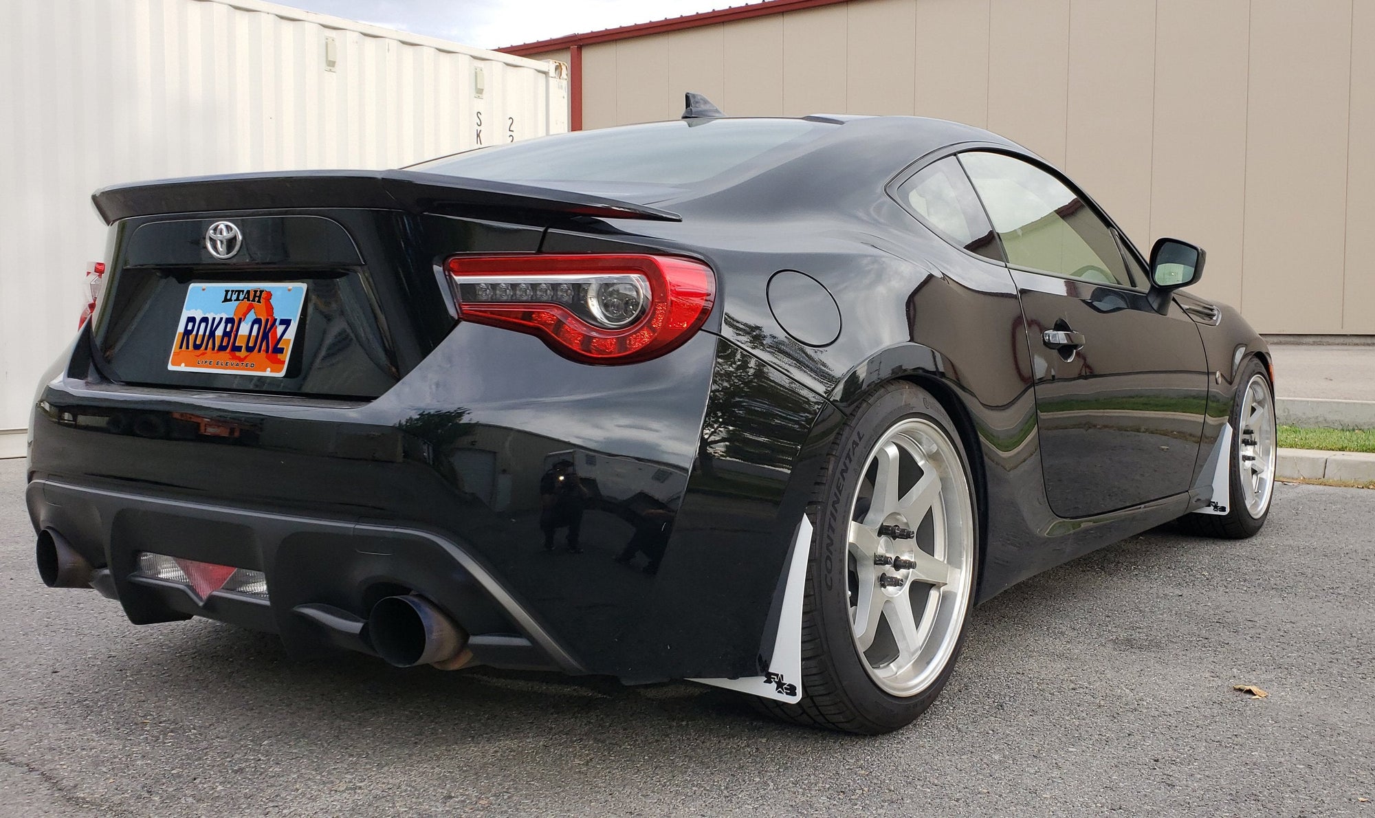 2018 Toyota 86 with White Rokblokz Mud Flaps